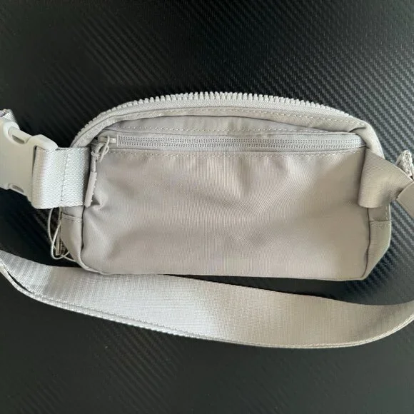 Belt Bag Lululemon 1L New w Tag. Silver - Picture 5 of 6